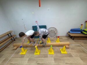 Групповое занятие по адаптивной физической культуре: комплексный подход к развитию моторики и социальных навыков.