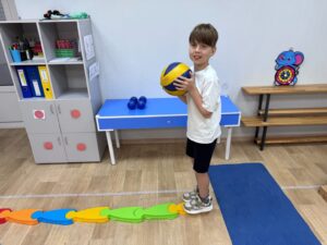 Первые занятия по адаптивной физической культуре в новом проекте для детей с ментальными нарушениями.